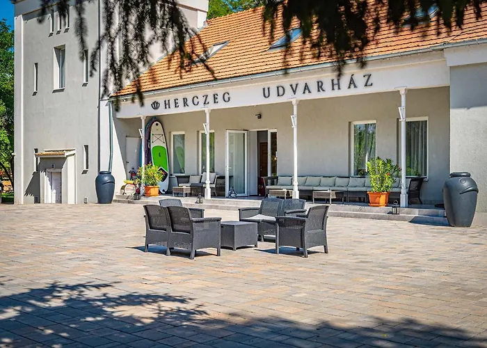 Herczeg Udvarhaz Poroszlo